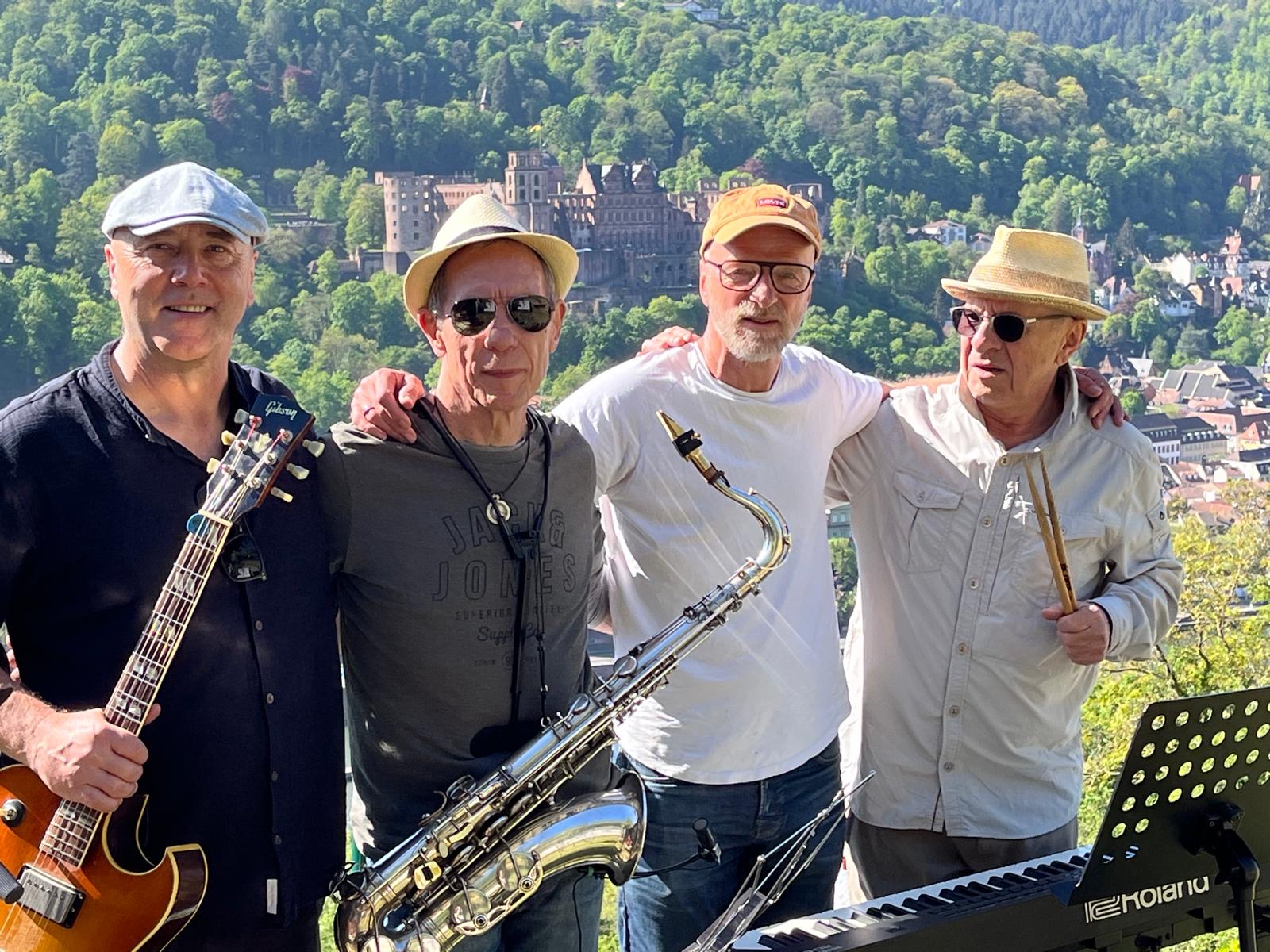 Just the 4 of us – Bandfoto vor dem Heidelberger Schloss